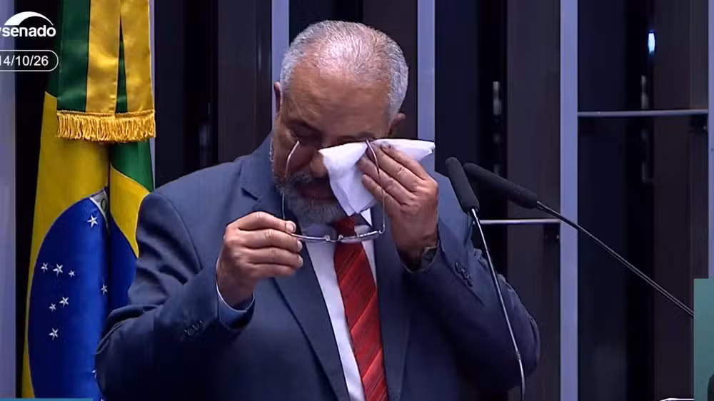Senador do RS que propôs mudança de escala na Constituição de 88 chora com aprovação do fim da 6x1