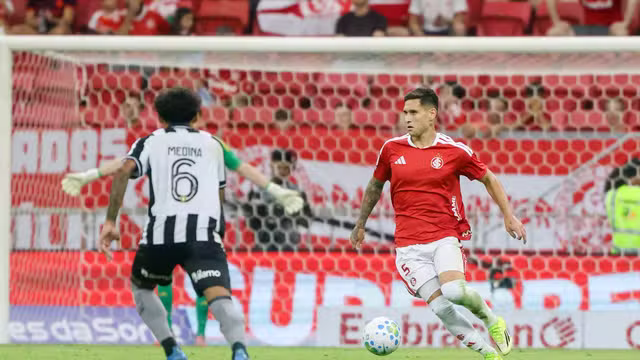 Botafogo fica à frente duas vezes, mas Internacional busca o empate em Brasília