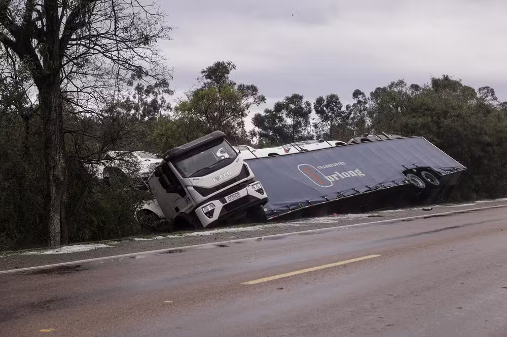Caminhão-cegonha perde o controle em estrada após temporal com granizo e vendaval no RS