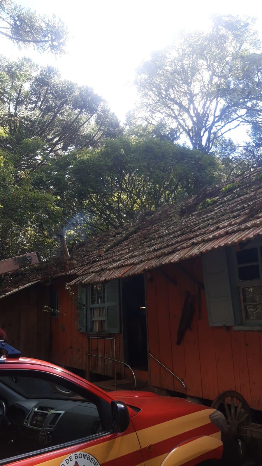  Bombeiros fazem atendimento em residência na localidade do…