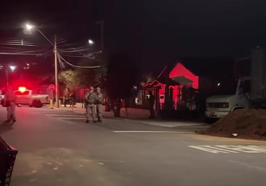 brigada descobre depósito de armas em residência