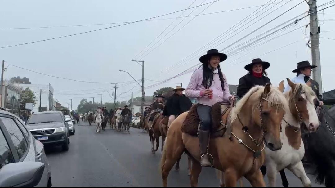 CAVALGADA DAS PRENDAS REÚNE CENTENAS DE PARTICIPANTES E MANTÉM VIVA A TRADIÇÃO GAÚCHA EM SÃO CHICO
