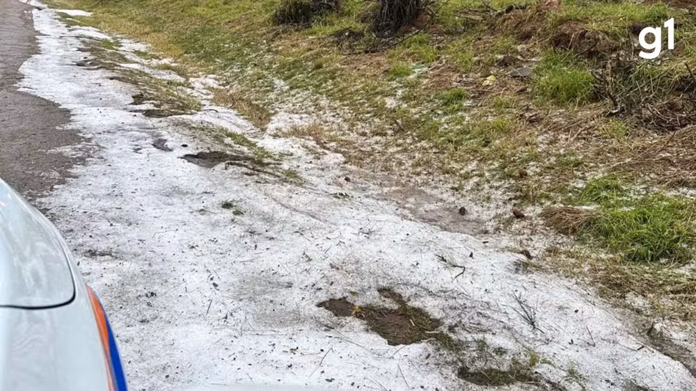 Granizo e vento destelham mais de 100 casas e deixam 400 desalojados no RS