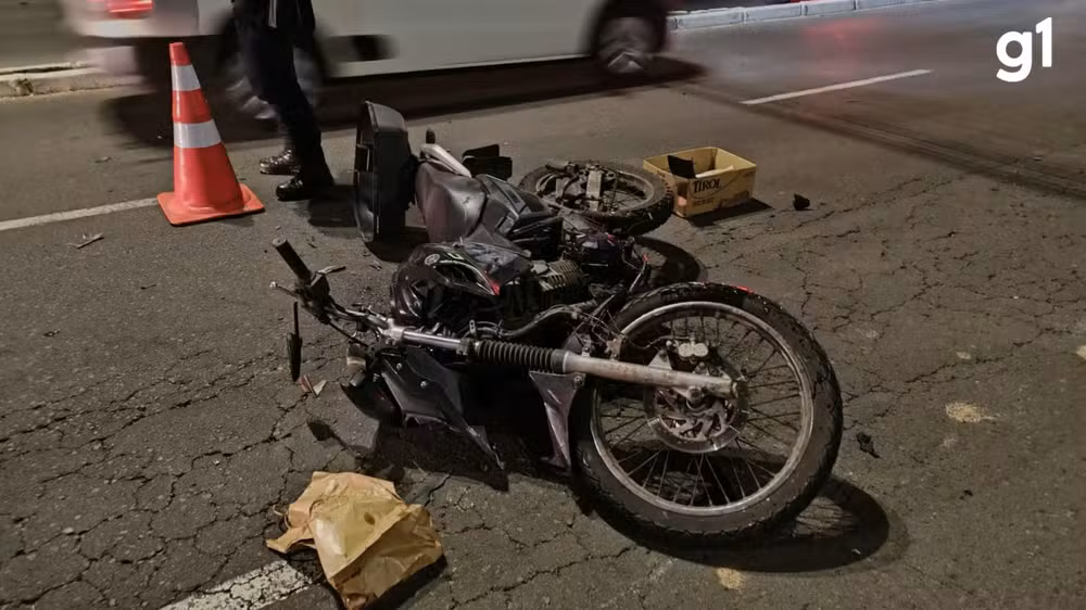 Carro entra na contramão para fugir de blitz e deixa motociclista gravemente ferido em Porto Alegre