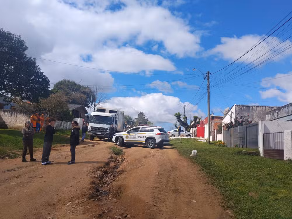 Mulher morre após ser atingida por caminhão de coleta de lixo no RS; caso é investigado