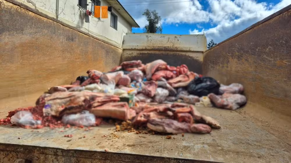 Fiscalização apreende 1,5 tonelada de alimentos irregulares em mercados de cidade com 3 mil habitantes na Serra do RS